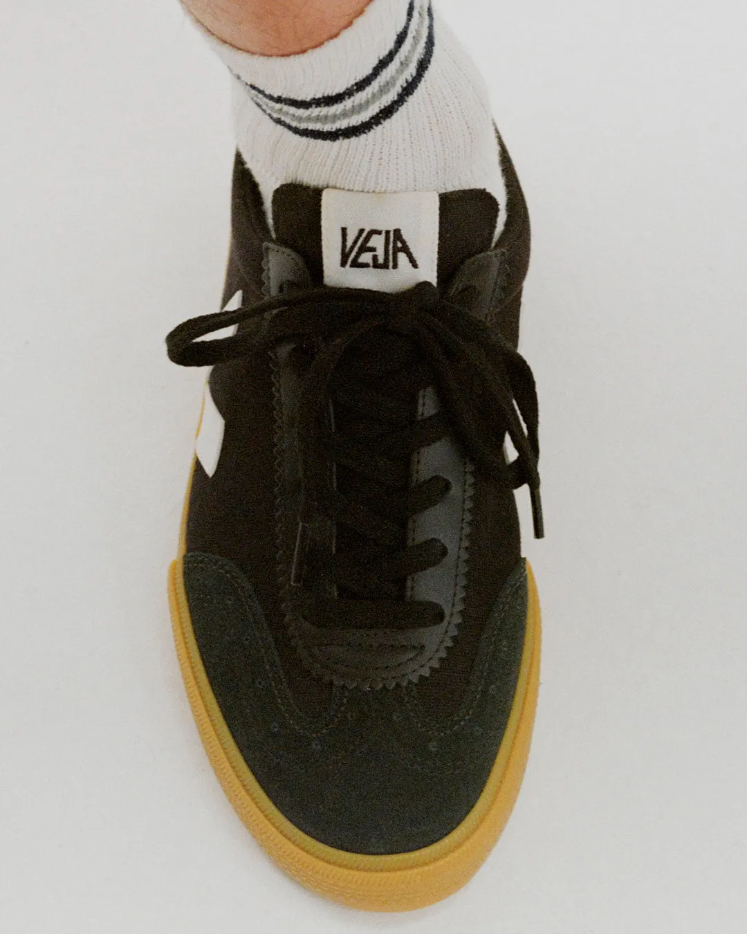 VEJA Volley canvas black white natural men